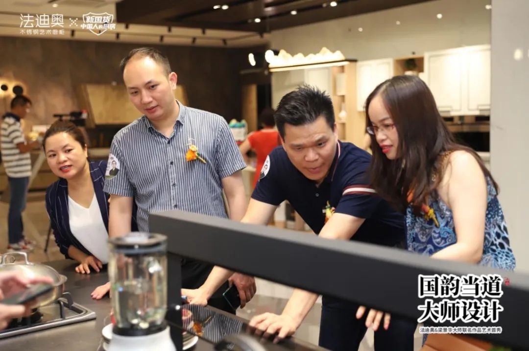 法迪奥&梁景华大师联名作品艺术首秀圆满举办配图5