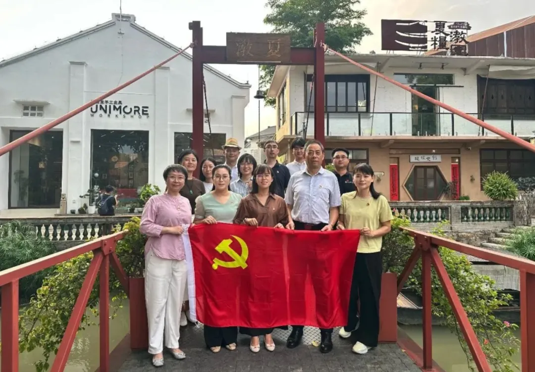 6月12日下午,一场聚焦党建共建的专题活动在佛山市夏漖粮园举行。广东省家纺家居行业协会党支部联合佛山市信息协会、广东省橱柜业商会等10家商协会代表共同参与,中共广东省橱柜业商会支部委员会党员何福新代表参加.png